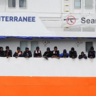 Inmigrantes a bordo del barco Aquarius.