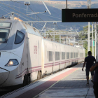 Estación de Ponferrada, desde donde parte a las 06.15 el cercanías, con llegada a Vigo a las 13.35 horas. ANA F. BARREDO