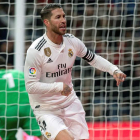 Sergio Ramos sólo sufre un fuerte golpe en su rodilla. RODRIGO JIMÉNEZ