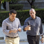 Tsipras y Yanis Varoufakis pasean por Atenas.