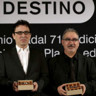 José C. Vales y Andreu Carranza con sus trofeos que les acreditan como ganadores de los premios Nadal y Josep Pla.