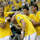 Los brasileños felicitan a David Luiz.