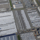 Vehículos Volkswagen que esperan a ser embarcados para su distribución desde Alemania.