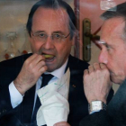 François Hollande, comiéndose unas patatas fritas, tras votar ayer en Tulle.