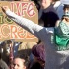 Un joven manifestante protesta en Glasgow por la intención de Bush de atacar Irak