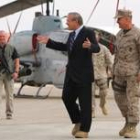 Donald Rumsfeld llega a la base militar de Al Asad