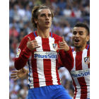 Griezmann y Correa celebran el gol del francés que significó el empate con el Madrid. BALLESTEROS
