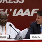 Lamine Diack, expresidente de la IAAF, con el actual, Sebastian Coe (derecha).