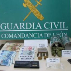 Dinero en metálico y las distintas dosis de estupefacientes incautadas