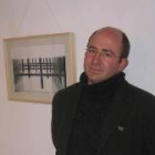 Juan Luis García junto a una de las fotos premiadas en Huelva