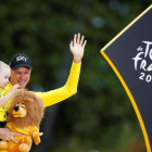 Chris Froome con su hijo, en el podio de París.