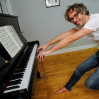 El pianista James Rhodes, en su casa el pasado mes de julio.  /
