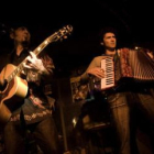 Carlos Segarra y su banda ofrecen hoy un concierto acústico en la capital leonesa.