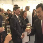 Isabel Carrasco brinda con el embajador nipón, Satoru Satoh, en la recepción, ayer en Madrid.