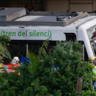 Miembros de los servicios de emergencia y agentes de los Mossos d'Esquadra asisten al lugar en el que se produjo un choque entre un tren de mercancías y uno de pasajeros entre las estaciones de Sant Boi de Llobregat y Molí Nou de la línea Llobregat-Anoia de Ferrocarrils de la Generalitat de Catalunya (FGC), este lunes. Una persona ha fallecido y otras 85 han resultado heridas, dos en estado menos grave y 83 leves. QUIQUE GARCÍA