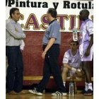 Juan Carlos Pastor recibe una indicación arbitral