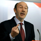 El secretario general del PSOE, Pérez Rubalcaba, en la rueda de prensa celebrada ayer.