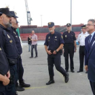 El ministro del Interior, José Ignacio Zoido, en una de las visitas a la policía desplegada en Catalunya.