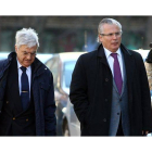 Baltasar Garzon a su llegada esta mañana al Tribunal Supremo, acompañado por Francisco Baena.
