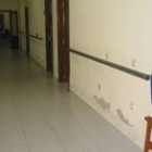 Las humedades han dañado las paredes de la residencia de ancianos