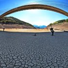 El embalse de Los Barrios de Luna presenta este año un aspecto desolador. RAMIRO
