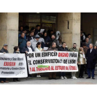 Profesores y alumnos reclamando una solución a la situación del conservatorio.