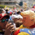 Manifestantes a favor de Maduro con caretas de Donald Trump, este sábado en Caracas.