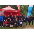El grupo de voluntarios formado por empleados de Coca-Cola de la zona noroeste, del Ayuntamiento y de la Sociedad Deportiva Ponferradina. DL