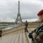 Soldados franceses patrullan por los alrededores de la Torre Eiffel.