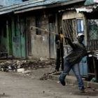 Manifestantes de la oposición tiran piedras contra la policía en el barrio marginal de Mathare