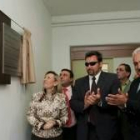 Francisco Álvarez, Amparo Valcarce y José Miguel Cordón son recibidos por los vecinos en el centro