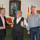 El alcalde, José Miguel Palazuelo, el homenajeado, Paco Robles, y Miguel Ángel González.