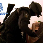 Fotografía facilitada por el Cuerpo Nacional de Policía del momento de las detenciones.