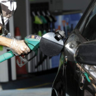 El desplome de los precios del petróleo está llevando a mínimos el coste de los combustibles