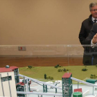 Melchor Ruiz ante una de las maquetas de la planta de oxicombustión de Cubillos del Sil, el pasado 9 de enero.