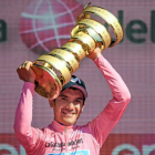 Carapaz, con el trofeo de campeón del Giro de Italia 2019. DI MEO