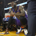 LeBron James, de los Lakers, se muestra dolorido en el banquillo del equipo de Los Ángeles