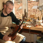 El especialista en fabricar y reparar instrumentos, Roberto Jardón. DL