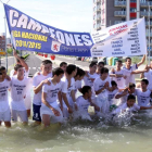 La plantilla de la Peña celebra el ascenso a División de Honor en la fuente de La Palomera.