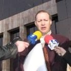 El alcalde de Alija, ayer, a las puertas de la delegación de la Junta