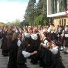 Los miembros de Tsaciana, bailando ante el santuario de La Virgen del Camino