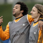 Los jugadores del Real Madrid Marcelo y Modric, durante un entrenamiento. EMILIO NARANJO