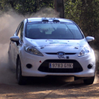 José Luis Peláez, a bordo de su Seat Ibiza.