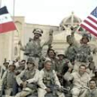 Soldados estadounidenses ondean su bandera y la iraquí