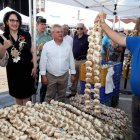 Joaquín Llamas, Teresa Mata y José Miguel Nieto, frente a uno de los puestos. MARCIANO