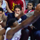 Pau Gasol y Derrick Rose, lesionados, siguen con atención el partido entre los Bulls y los Clippers.