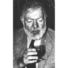 Ernest Hemingway. Abajo, detalle de su estatua en el bar «Floridita» de La Habana.