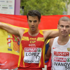 Miguel Ángel López celebra enfundado en la bandera española su triunfo en los 20 kilómetros.