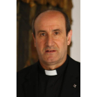 El ex vicario leonés Jesús Fernández prepara su consagración.