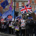 Partidarios y contrarios al brexit ante el Parlamento europeo.